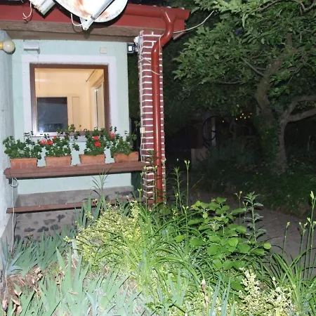 Nyaraló Vidám Csendes Természetközeli Falusi . *