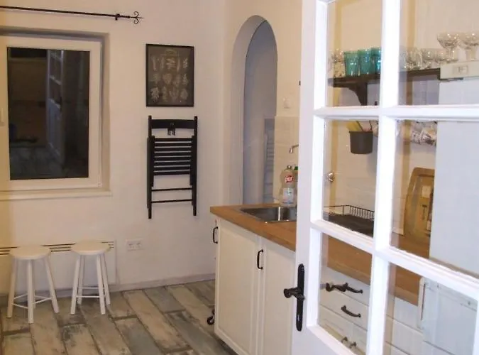 Nyaraló Vidám Csendes Természetközeli Falusi . *