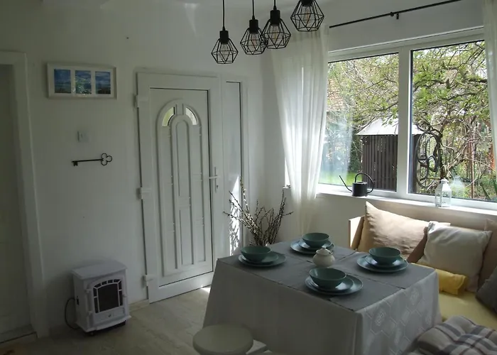 Nyaraló Vidám Csendes Természetközeli Falusi . *