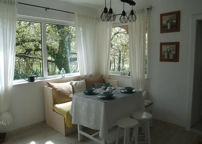 Nyaraló Vidám Csendes Természetközeli Falusi .